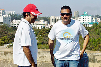 In discussion with Rajkumar Hirani on the sets of '3 Idiots'
